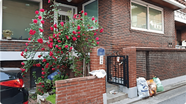 가정집 문 앞에 놓여있는 쓰레기봉투 사진
